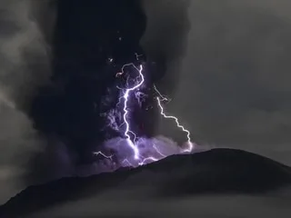 Qu’est-ce qu’un orage volcanique, ce phénomène météorologique qui a tué un touriste sur le volcan Etna ?