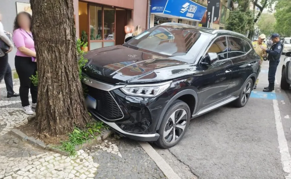Idosa quase tem pé arrancado após ser atropelada por SUV que invadiu calçada no Centro de Curitiba