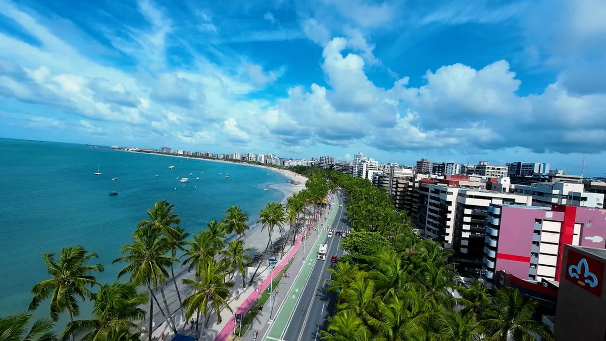 Eleita melhor cidade do Brasil para visitar: a capital com 40 km de praias urbanas e mar verde como o Caribe