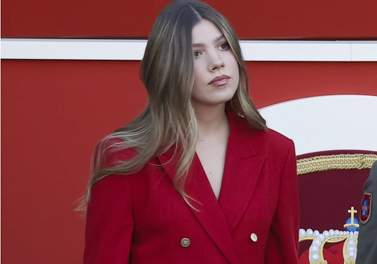 La Infanta Sofía, con un traje rojo de chaqueta cruzada y pantalón en el Día de la Hispanidad