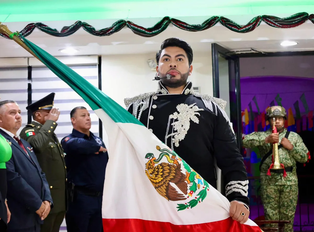 Alcalde de Elota, Sinaloa, Richard Millán da el Grito de Independencia con extravagante atuendo