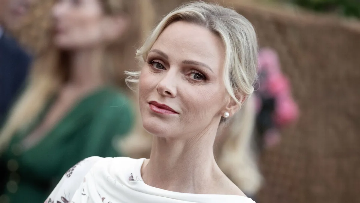 Charlene de Mónaco vuelve a elegir el blanco en el tradicional picnic junto al príncipe Alberto y sus hijos: este año cambia el encaje por un delicado estampado