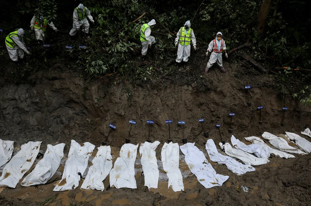 Nepal comenzó a realizar entierros masivos en fosas comunes mientras el número de muertos por las inundaciones supera los 1.000