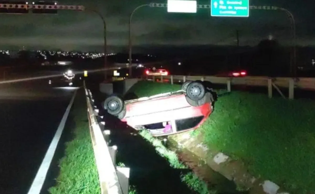Motorista fica ferido após carro capotar e parar no canteiro central da PR-151, em Ponta Grossa