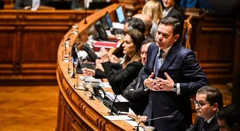 Primeiro-ministro e oposição em debate um dia após a entrega da proposta de Orçamento do Estado para 2027