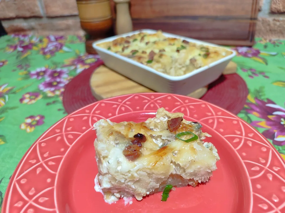 Aprenda a fazer macaxeira cremosa gratinada com queijo coalho e bacon