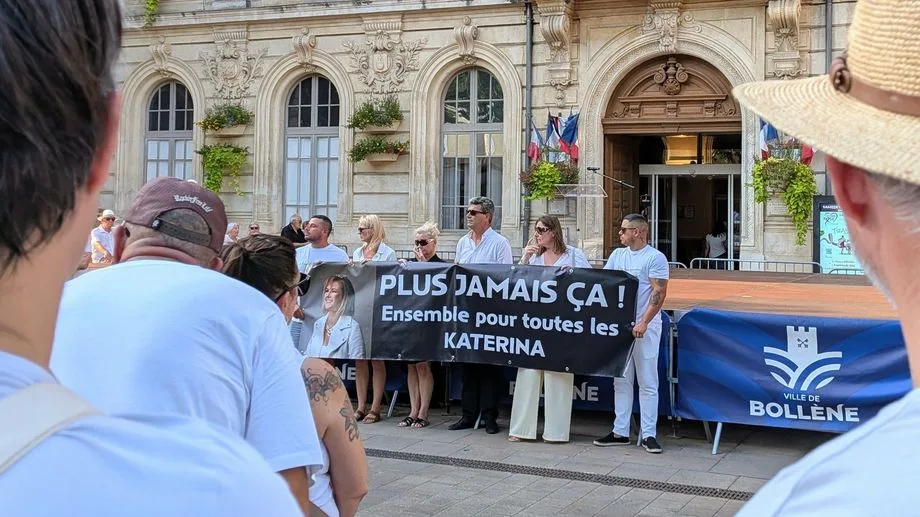 Féminicide à Bollène : "C'est tellement horrible", près d'un millier de personnes rendent hommage à Katerina