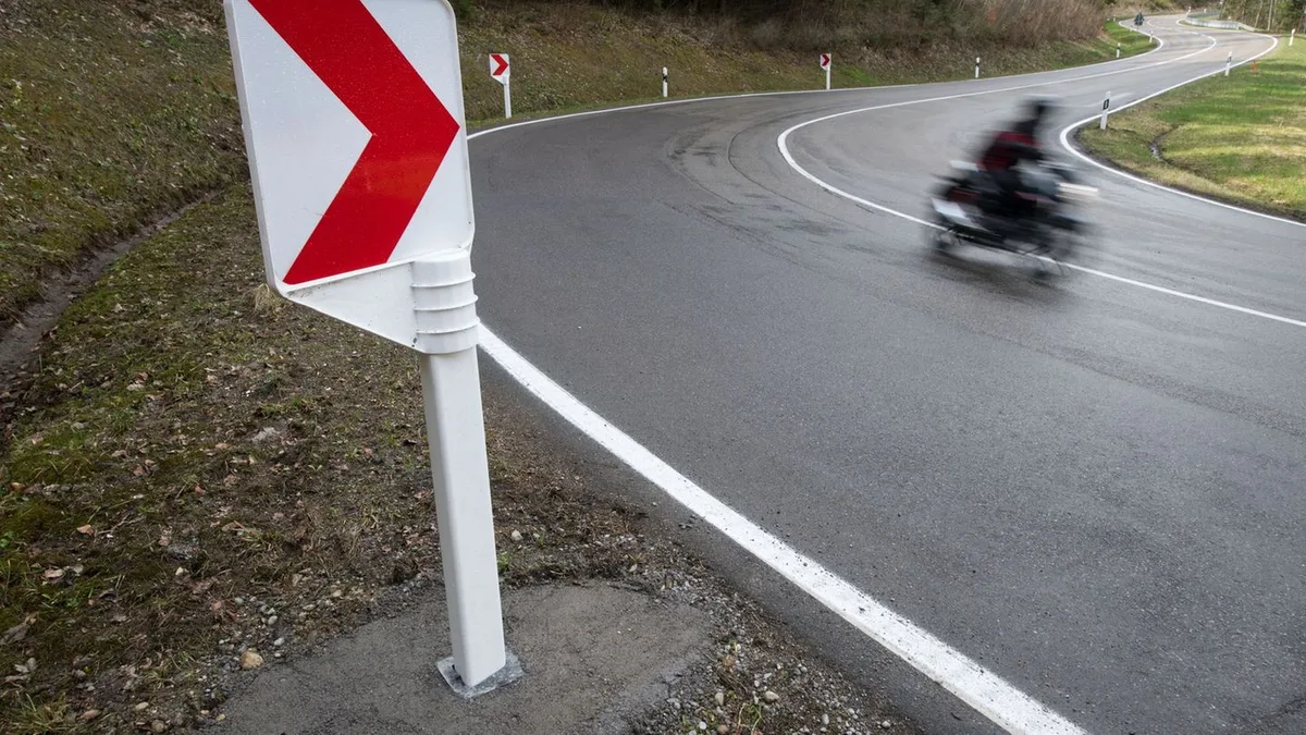 „Wheelie“: Motorradfahrer stürzt bei Stuntversuch