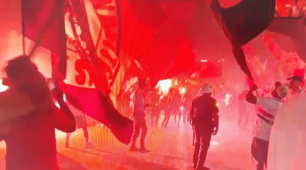 “Torcida do São Paulo recepciona elenco com festa antes de decisão contra o Bolívar”