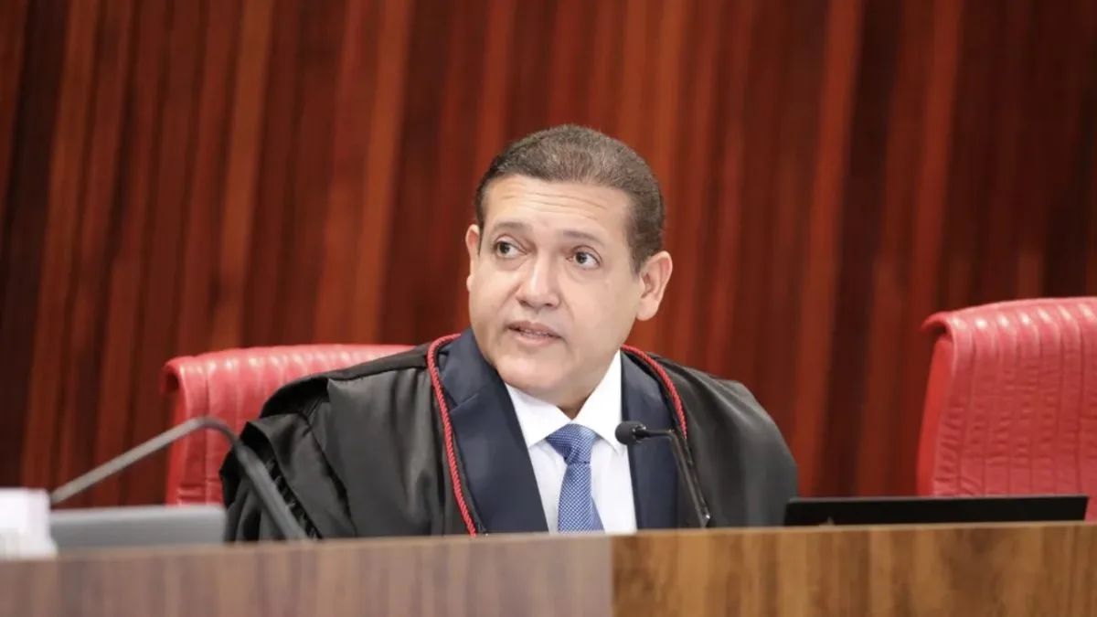 Nunes Marques restabelece filiação de Flávio Bolsonaro ao PL e manda PF investigar caso
