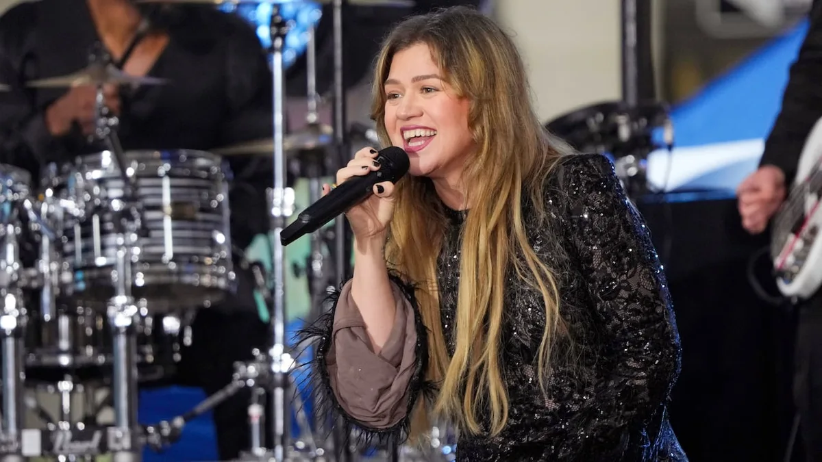 Kelly Clarkson is feuding with a Brooklyn store over alleged 'Pretty Woman' treatment