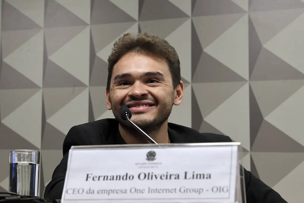 Dono de bet publica foto de helicóptero adesivado em apoio a Flávio Bolsonaro: 'Partiu bloquinho'