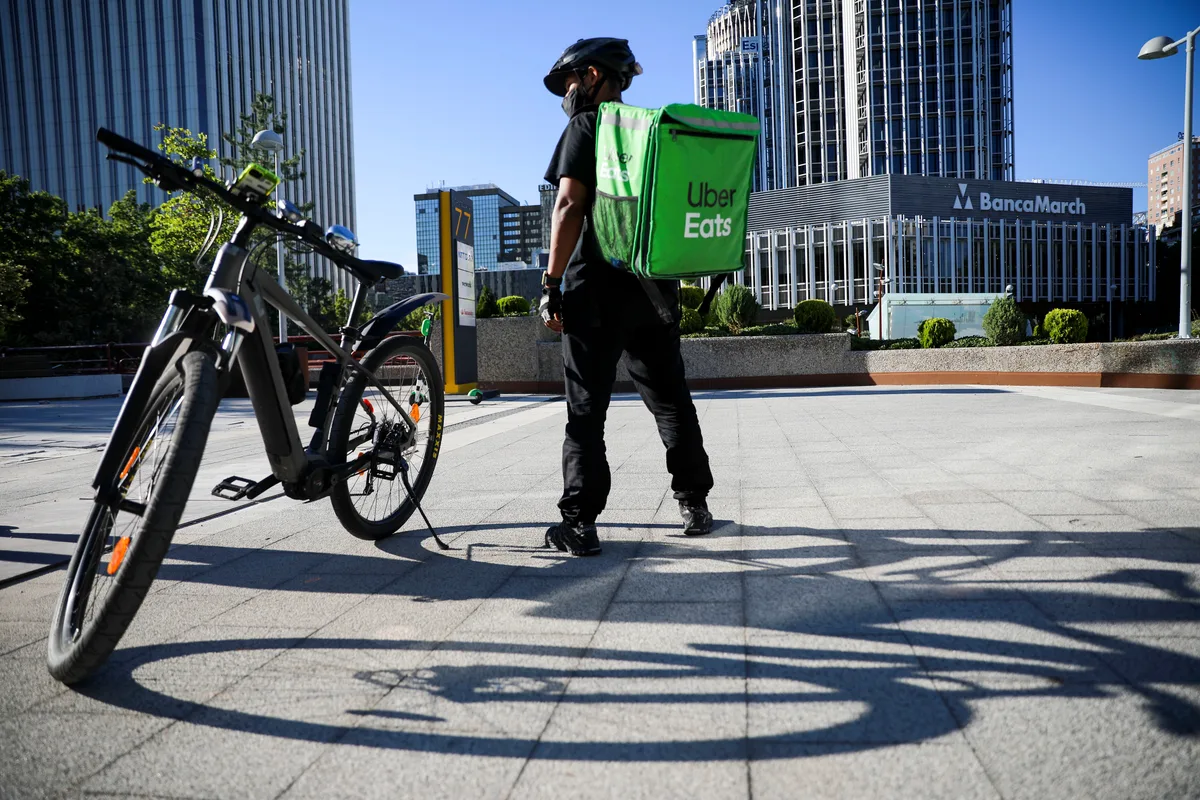Uber Eats sigue usando repartidores autónomos siete meses después de comprometerse a cumplir con la Ley Rider y apunta ahora a fin de año para terminar la transición