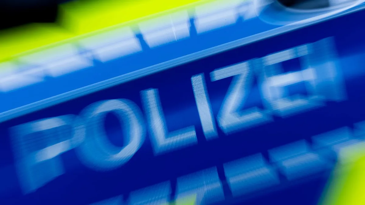 Unfall: Rentner kommt von Fahrbahn ab und kollidiert mit einem Baum