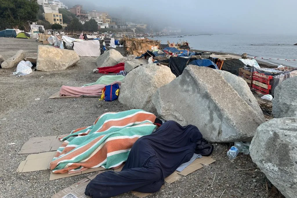 Dos marroquíes detenidos por agredir a guardias civiles en la playa del Trampolín, en Ceuta