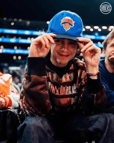 Título, celebridades e streetwear: A fórmula por trás do boné do New York Knicks, item mais desejado da moda
