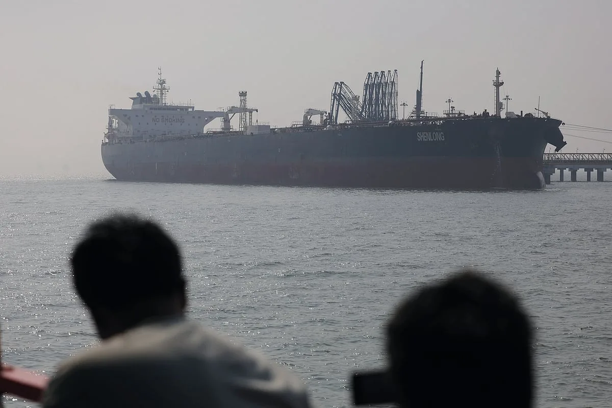 Novo ataque no estreito de Ormuz incendeia navio e faz dois feridos