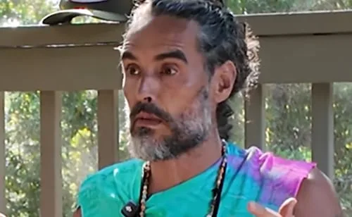 Russell Brand enfrenta un juicio por violación y agresión sexual; denunciante afirma que el actor se comportó “como un monstruo”