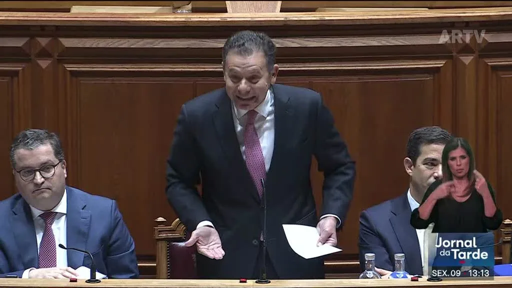 Debate quinzenal. Montenegro diz que não sobe impostos há 920 dias