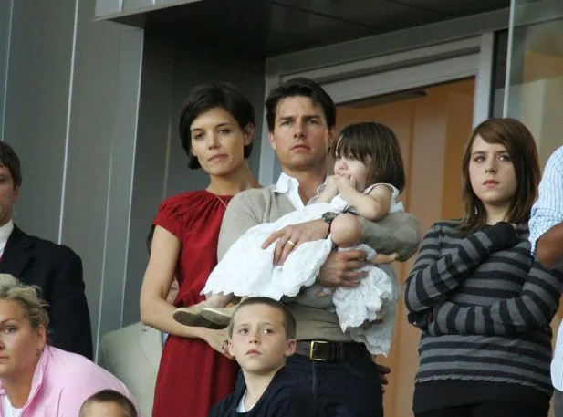 Jenny McCarthy diz que tentou ajudar Katie Holmes durante casamento com Tom Cruise e revela cena intrigante com membros da Cientologia Jenny McCarthy diz que tentou ajudar Katie Holmes durante casamento com Tom Cruise; assista! (Foto: Reprodução; YouTube/ Getty)