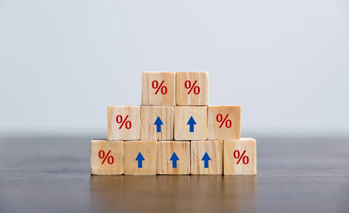 Curva de juros avança com Treasuries e petróleo