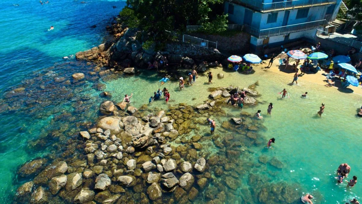 Praia ‘secreta’ de águas cristalinas em SC tem acesso liberado após polêmica sobre portão de entrada; veja como visitar
