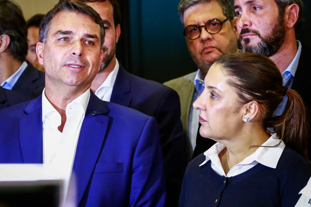 Flávio Bolsonaro diz que montará time de ministros competentes e cita Daniella Marques
