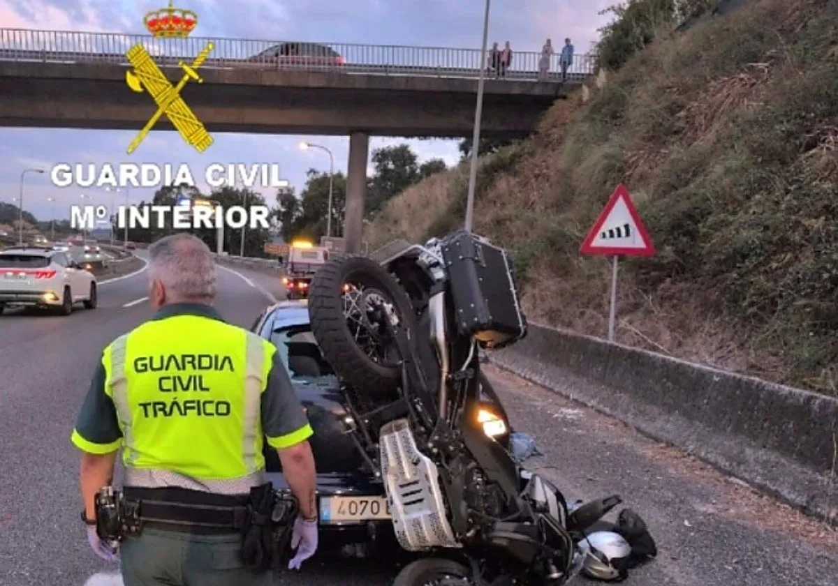 Dos heridos graves en una colisión entre un coche y una moto en la AP-9 en Pontevedra