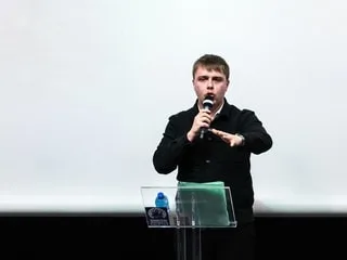 Avant la venue de Louis Boyard au Mans, le chef d’un parti de gauche sarthois accusé de racisme par La France insoumise
