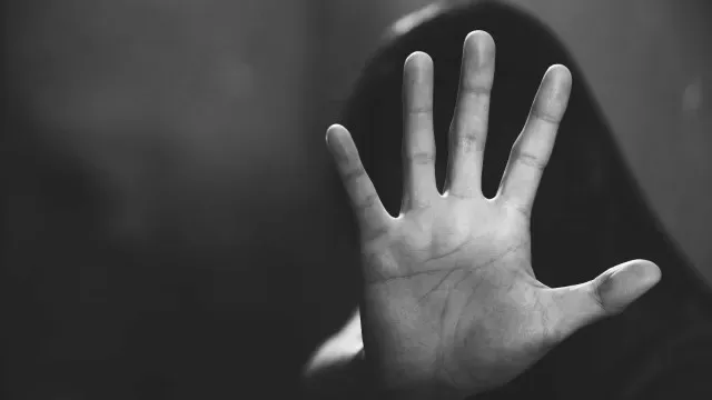 Idoso suspeito de abuso sexual de criança proibido de contactar a vítima