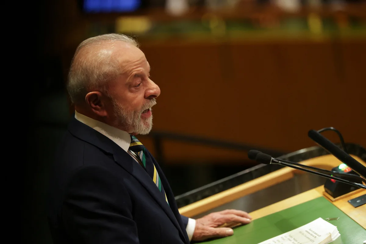 Lula critica 'tarifaço' e afirma que Trump 'age como um imperador'