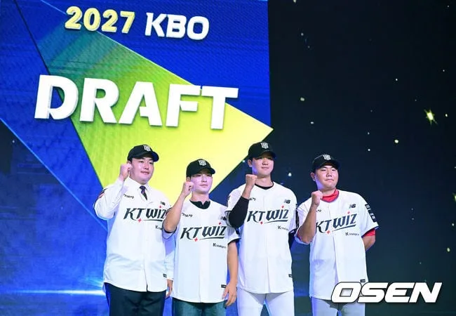 [사진]최지만, 'KT 2027 신인드래프트 지명'