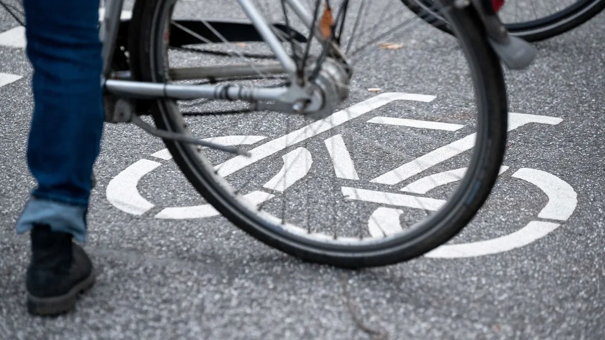 Schwaben: Radfahrer schlägt Autoscheibe nach Beinahe-Unfall ein