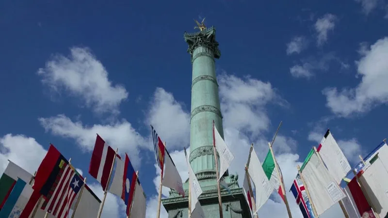 Un drapeau israélien retiré d'une installation à Paris après un acte de vandalisme, colère de l'ambassade