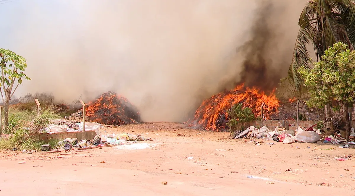 'Certamente durará alguns dias', diz comandante do Corpo de Bombeiros sobre incêndio em lixão de Iranduba