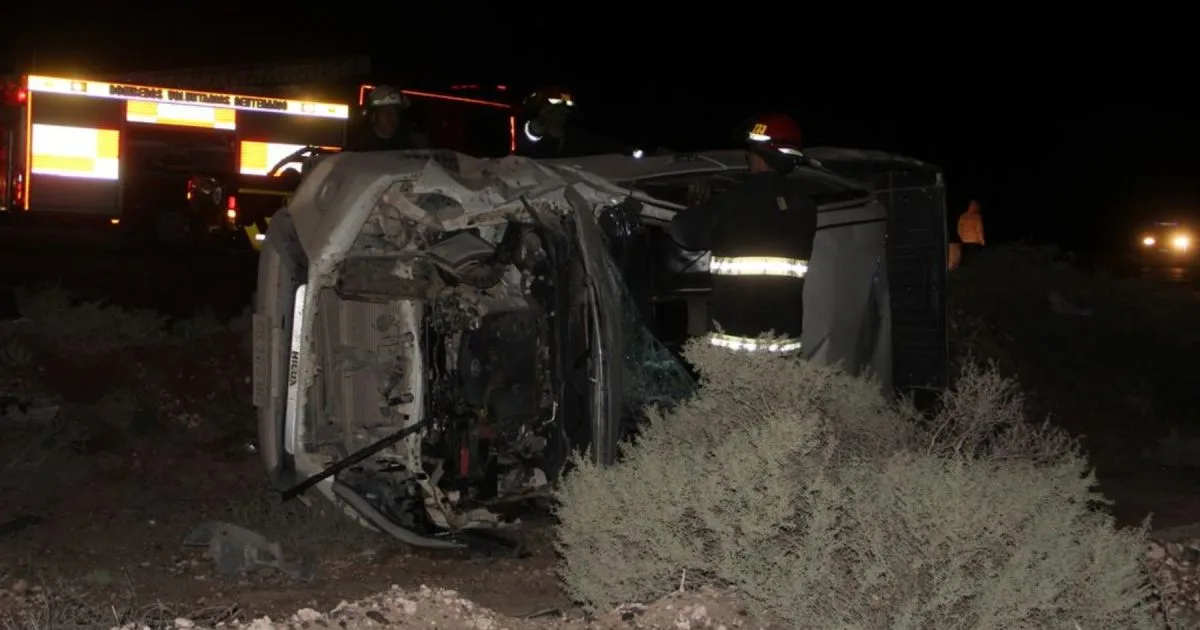 Choque y vuelco en Ruta 51: cuál es el estado de salud del conductor que quedó atrapado bajo una camioneta
