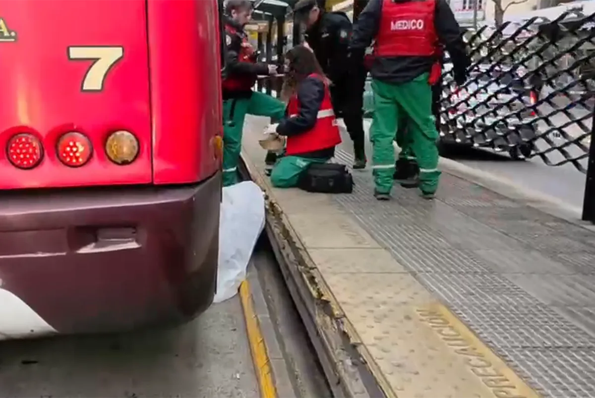 Un colectivo de la línea 67 atropelló y mató a una mujer de 70 años en el Metrobús de Cabildo