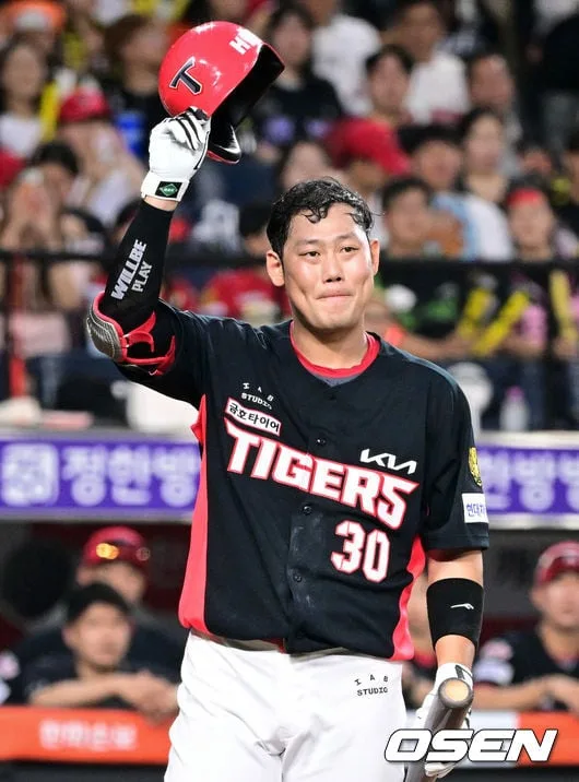 '한화→KIA' 대전 찾은 하주석, 헬멧 벗고 친정팀 팬들 향해 깍듯한 인사…왕옌청 상대로 2루타