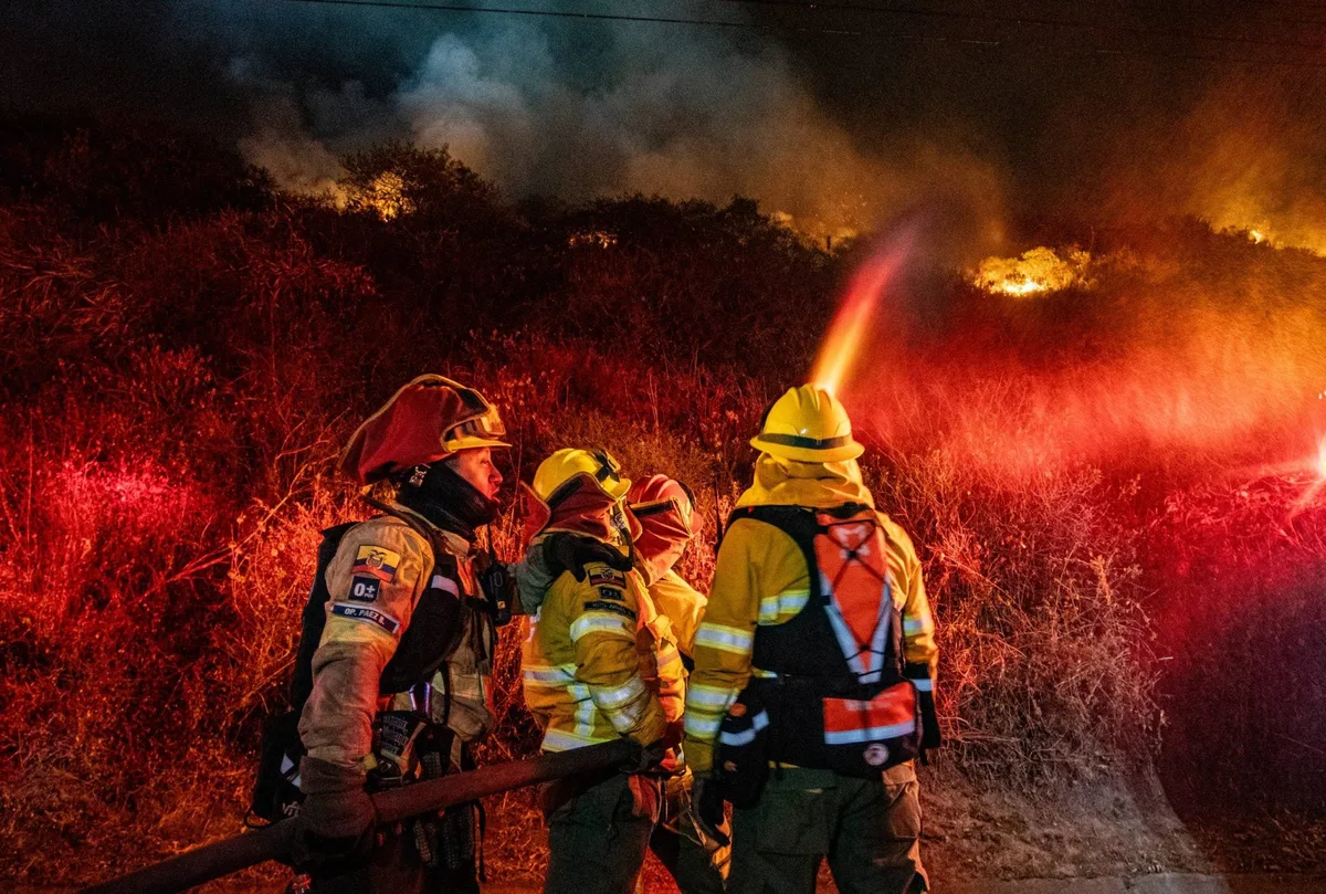 Nueve incendios forestales golpearon a Quito en una jornada marcada por el fuego y el humo