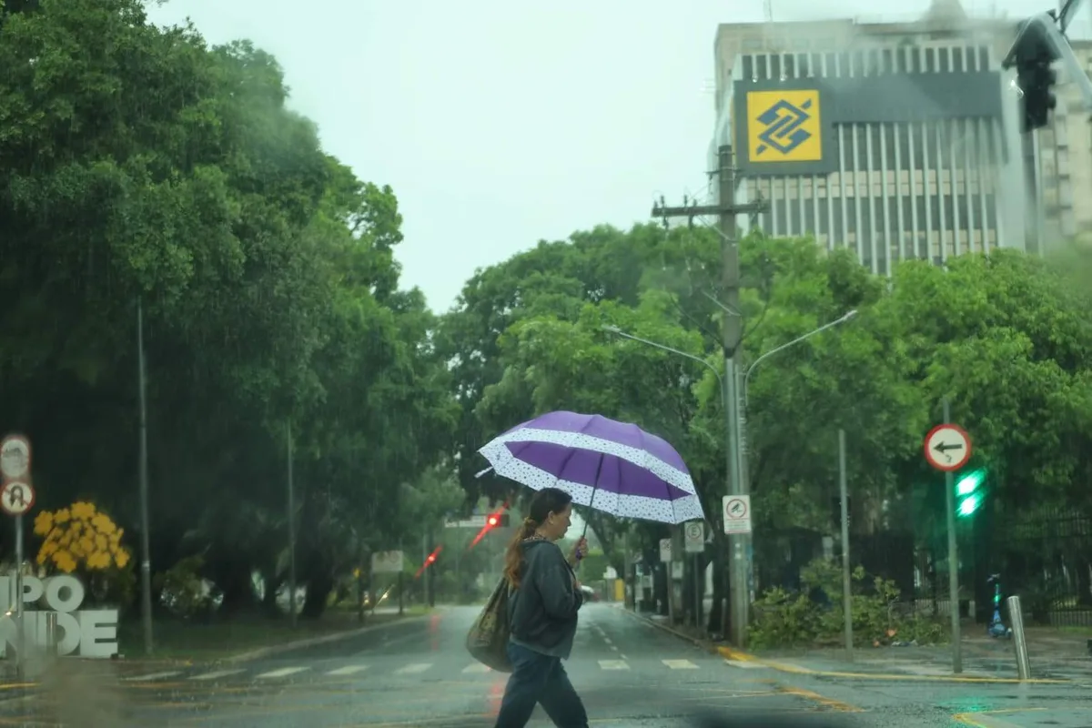 Chuva continua até quinta-feira e calor pode chegar aos 35°C