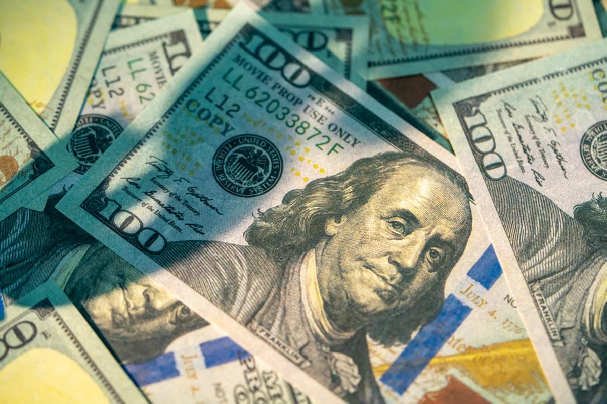Dólar e Bolsa hesitam com prévia do PIB mais fraca do que o esperado
