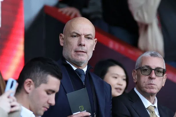 Howard Webb under growing pressure after Man Utd apology and Arsenal complaint