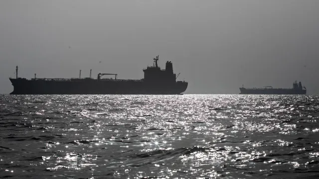 EUA retiram milhões de barris de petróleo de estreito de Ormuz em ataque