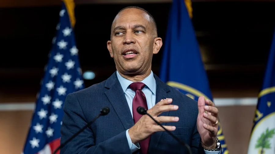 Jeffries faces tricky balancing act on Democratic defectors
