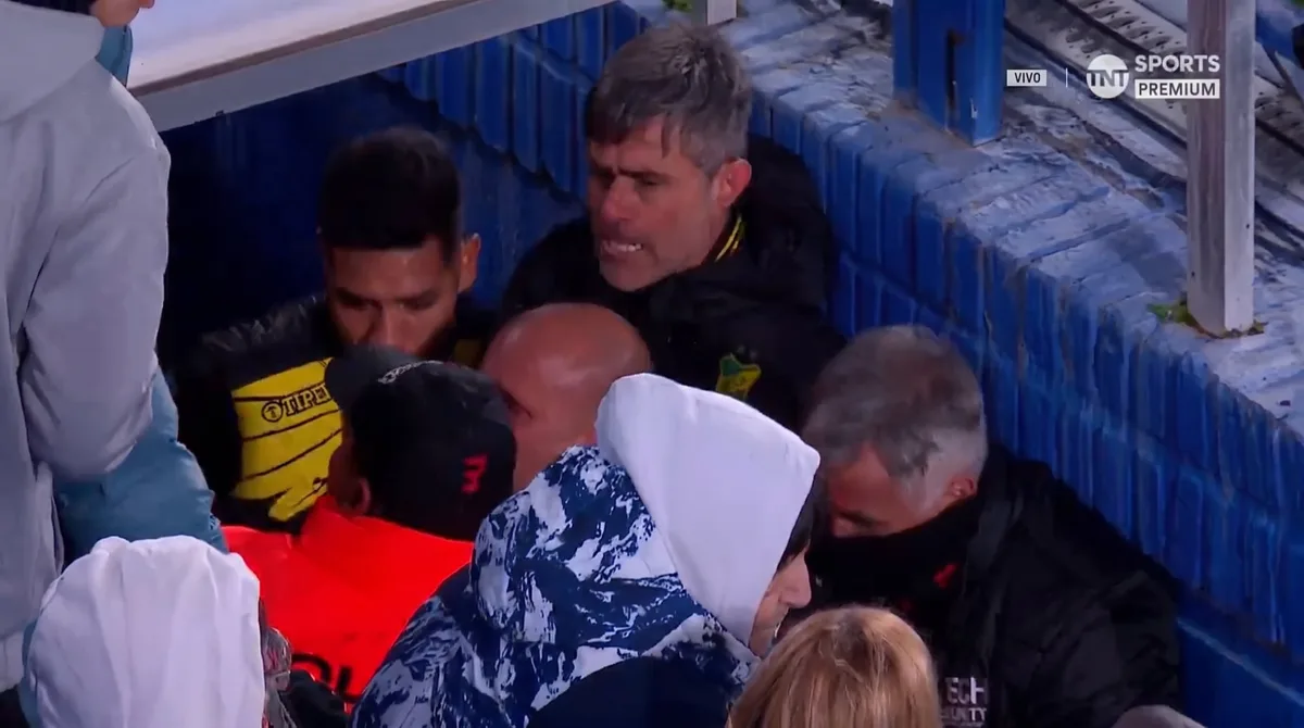 Las imágenes del bochornoso final en Vélez-Defensa: los técnicos Guillermo Barros Schelotto y Julio Vaccari se pelearon en el túnel