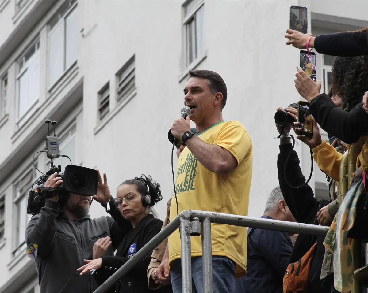 Investigan al candidato Flavio Bolsonaro por financiación irregular en caso de la película sobre su padre