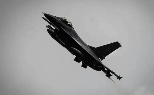 Un caza F-16 estadounidense se estrella en base aérea de EU en Alemania; investigan las causas