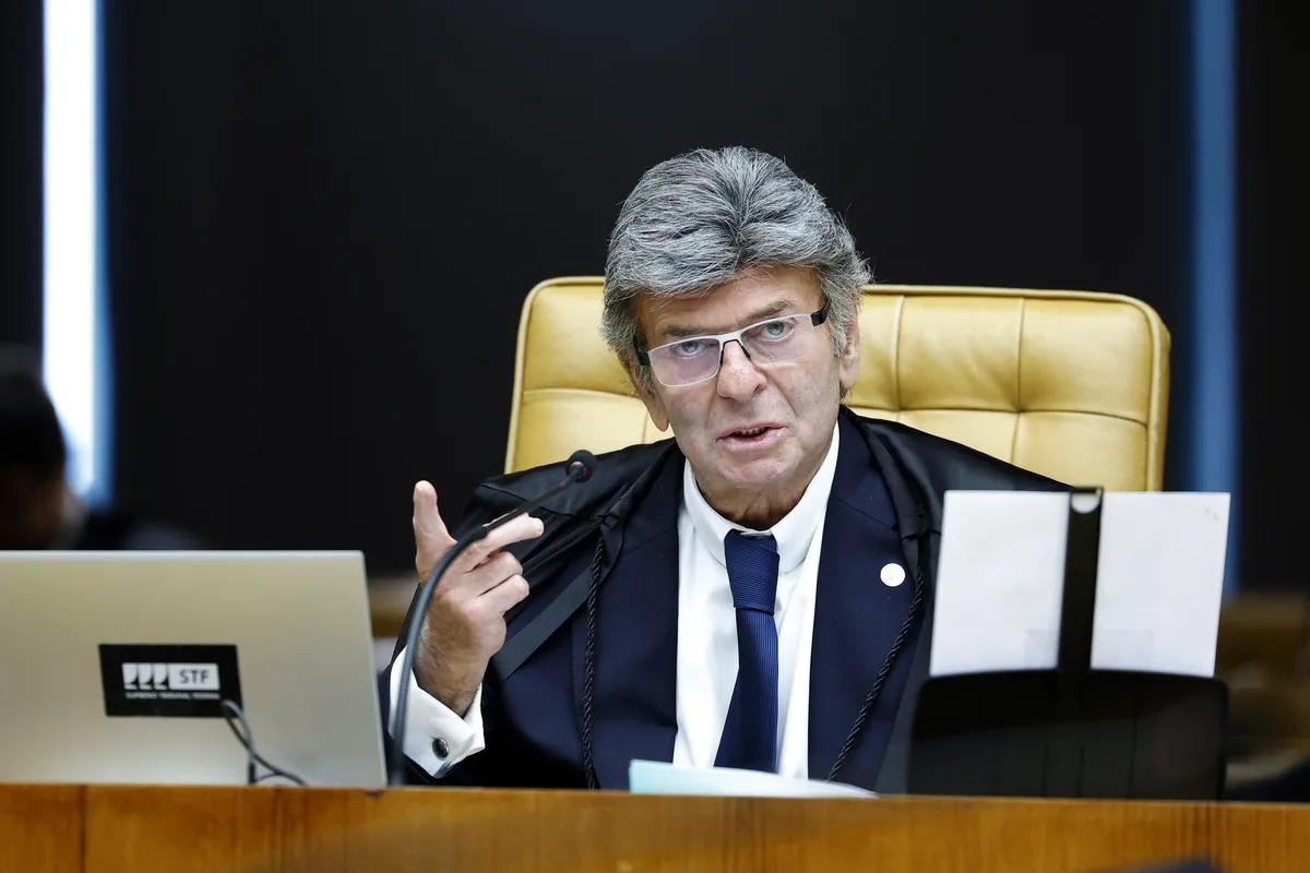 Fux requer acesso a inquéritos de Moraes para avaliar ação que pode anular condenação de Bolsonaro