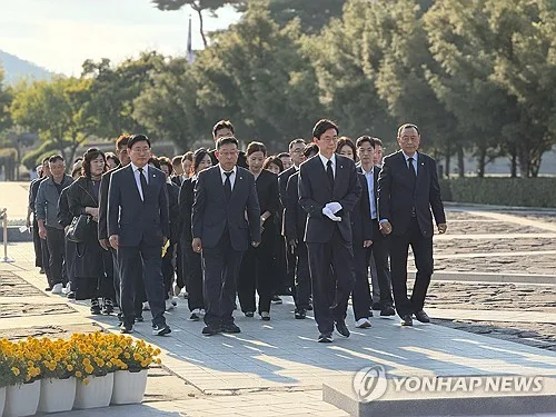 '국힘 당원권 정지' 조경태, 노무현 前 대통령 묘역 참배
