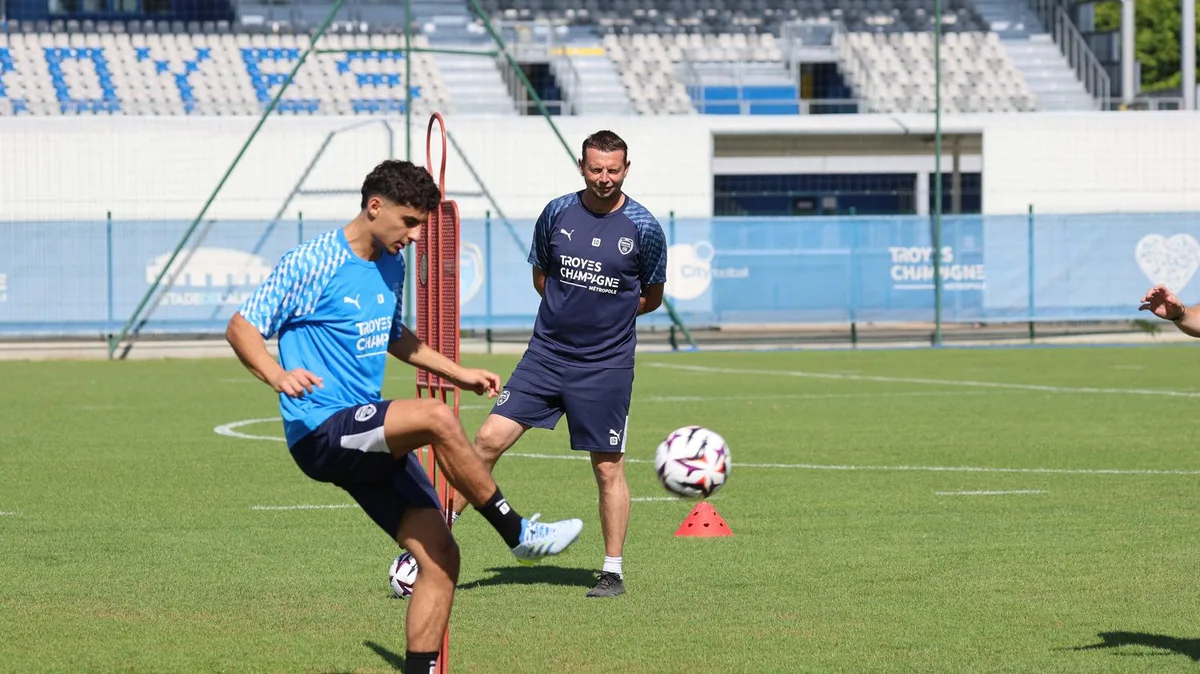 "On essaye de savoir pourquoi le joueur n'a pas joué, comment il était à l'entraînement"... Le recrutement, un "travail d'enquêteurs" pour les clubs promus en Ligue 1